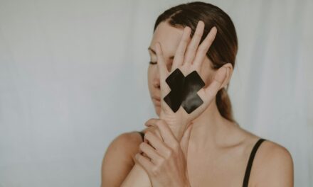 iPhone Privacy Trick: Blur NSFW Images in Messages and AirDrop Automatically